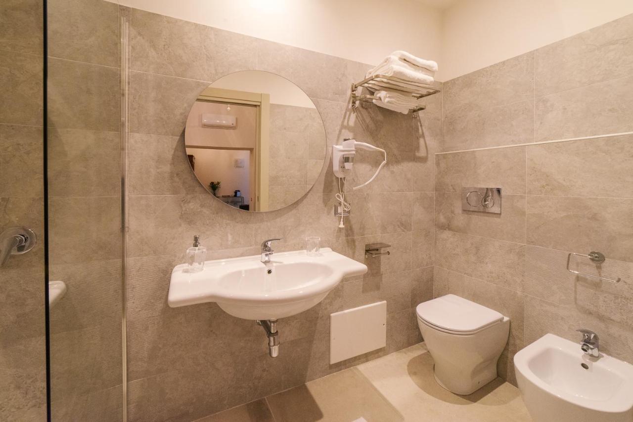 Waterfront Suites Каляри Екстериор снимка